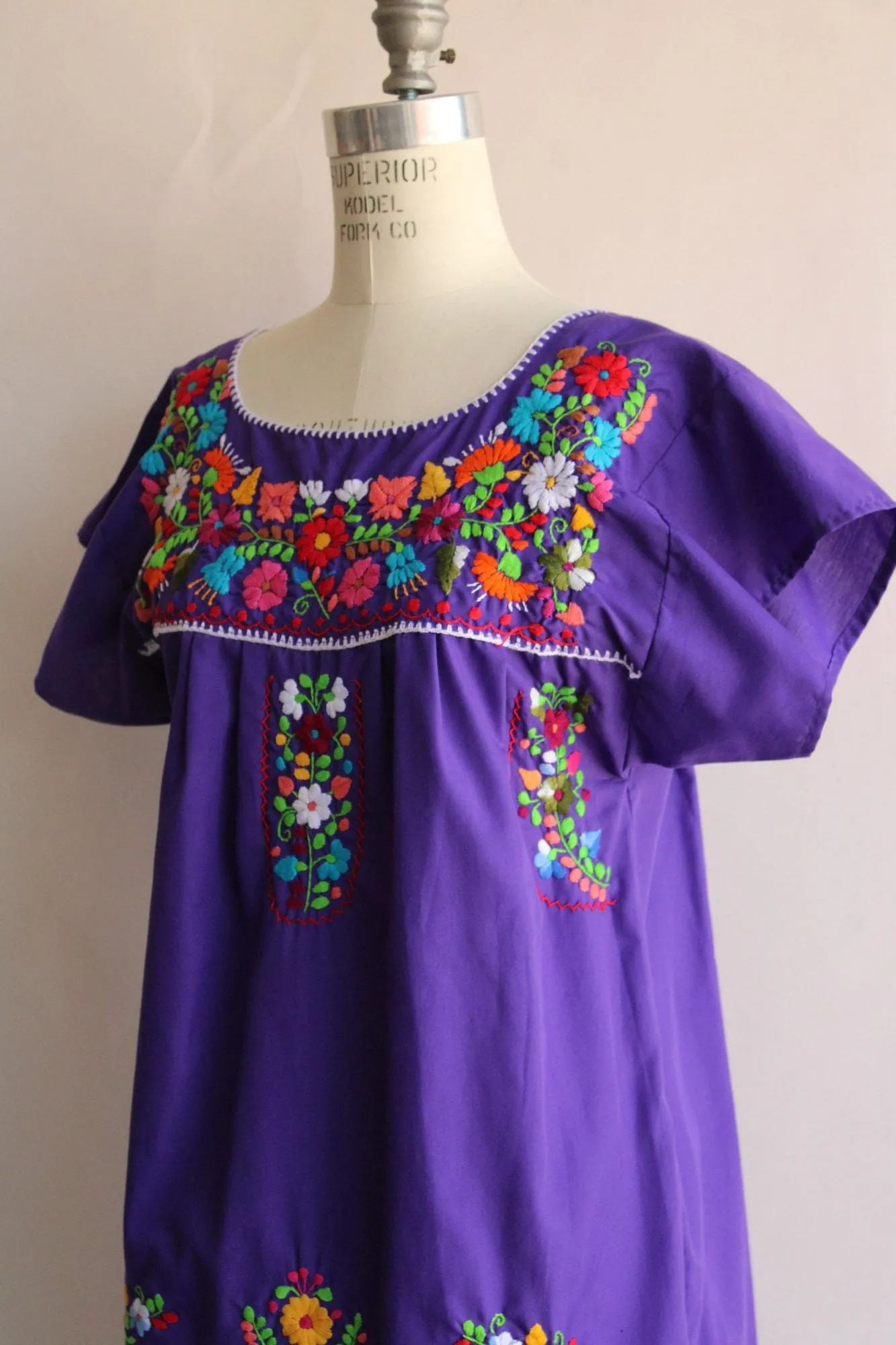 Vintage 1980s 1990s Purple Mexican Oaxaca Embroidered Dress