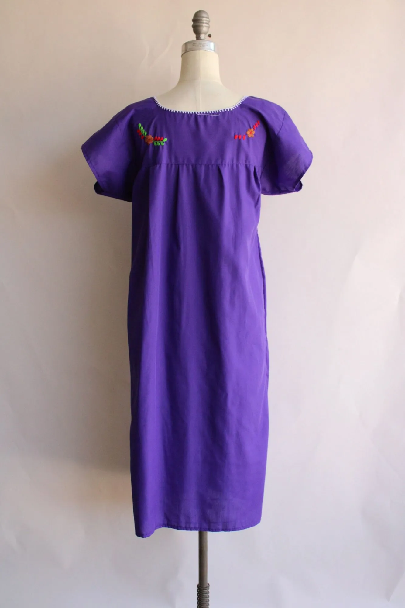 Vintage 1980s 1990s Purple Mexican Oaxaca Embroidered Dress