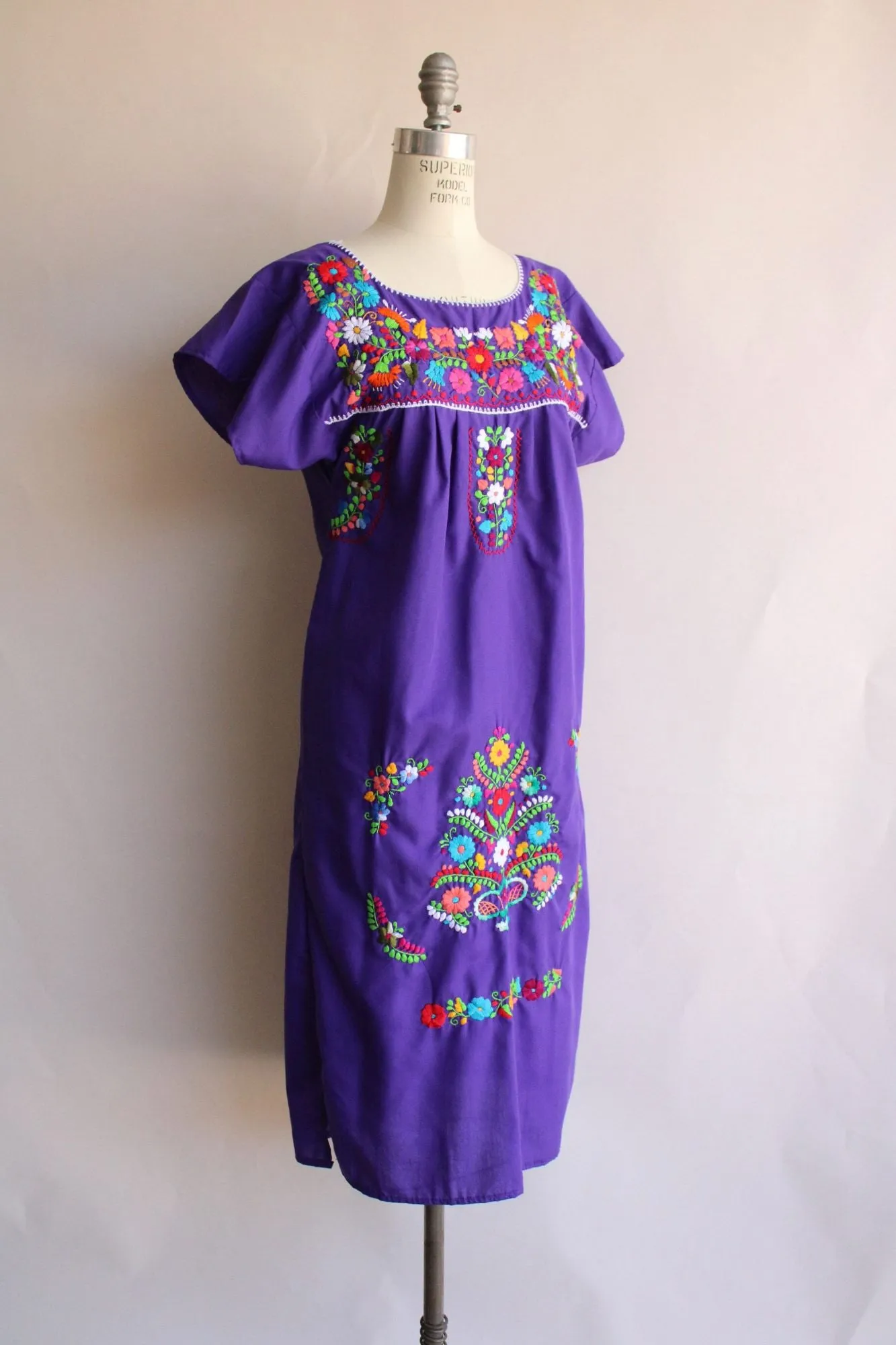 Vintage 1980s 1990s Purple Mexican Oaxaca Embroidered Dress